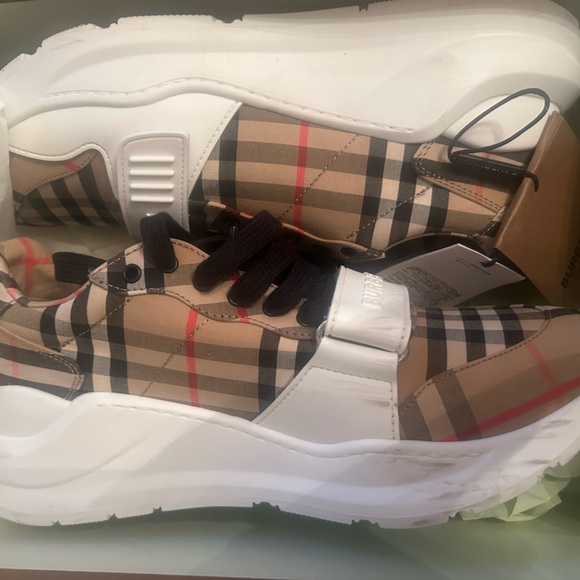 Women’s Burberry shoes size 39 only worn a few times - Picture 3 of 3